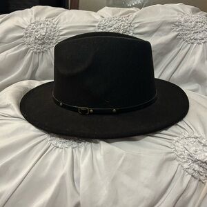 Black Wide-Brimmed Felt Hat